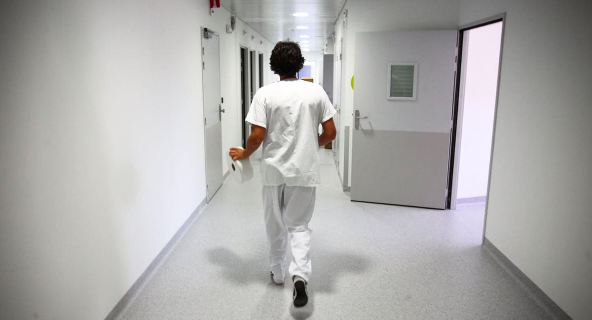 burn out des soignants - Infirmière dans un couloir d'hôpital